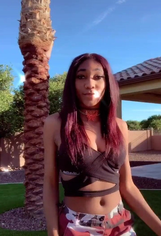 3. Sexy Bria Alana Shows Cleavage in Black Sport Bra