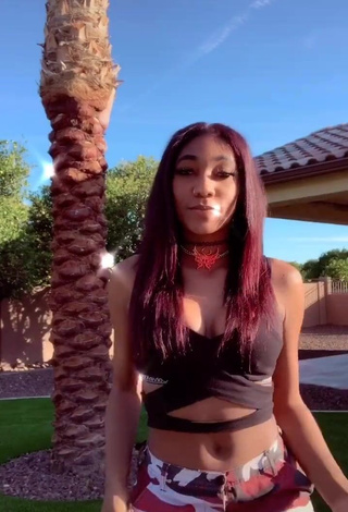 4. Sexy Bria Alana Shows Cleavage in Black Sport Bra