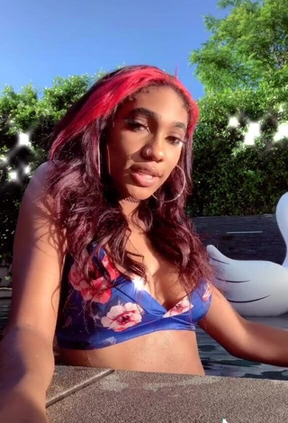 3. Sexy Bria Alana Shows Cleavage in Floral Bikini Top at the Pool