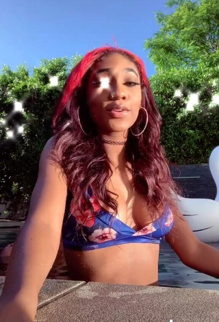 4. Sexy Bria Alana Shows Cleavage in Floral Bikini Top at the Pool