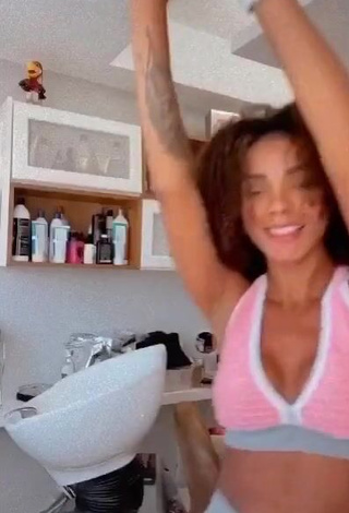 4. Beautiful Brunna Gonçalves Shows Cleavage in Sexy Pink Sport Bra and Bouncing Boobs