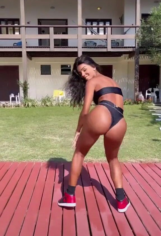 1. Hot Brunna Gonçalves Shows Butt