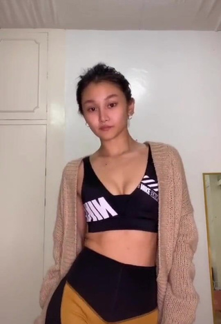 3. Hot Chienna Filomeno Shows Cleavage in Crop Top