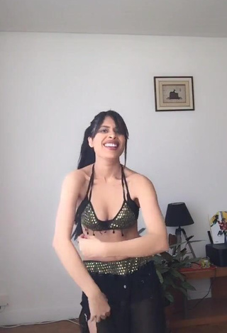 4. Seductive XENA Shows Cleavage in Crop Top and Bouncing Boobs