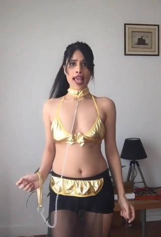 Sexy XENA Shows Cleavage in Golden Bra