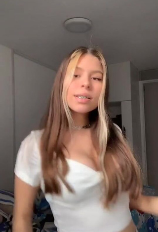 Hot Daela Shows Cleavage in White Crop Top and Bouncing Big Boobs