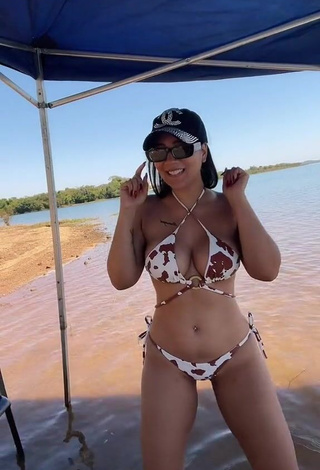 1. Desirable Dri Santos Shows Cleavage in Bikini at the Beach