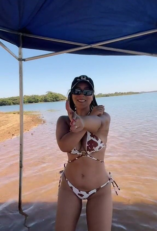 4. Desirable Dri Santos Shows Cleavage in Bikini at the Beach