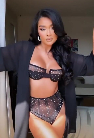 3. Sweetie FashionNova Shows Cleavage in Lingerie