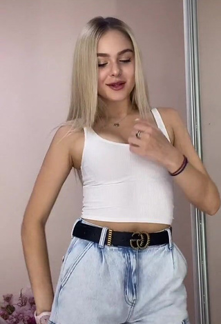 3. Sexy Julia Gamaliy Shows Cleavage in White Crop Top