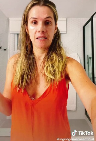 3. Hot Ingrid Guimarães Shows Cleavage in Orange Top