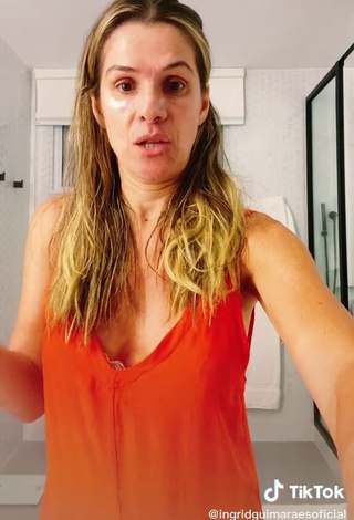 4. Hot Ingrid Guimarães Shows Cleavage in Orange Top