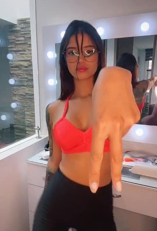 3. Amazing Jenn Muriel Shows Cleavage in Hot Orange Sport Bra