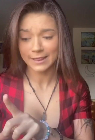 Hottest Karsynfoys Shows Cleavage in Checkered Crop Top and Bouncing Big Tits