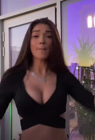 4. Magnificent Karsynfoys Shows Cleavage in Black Crop Top and Bouncing Big Boobs