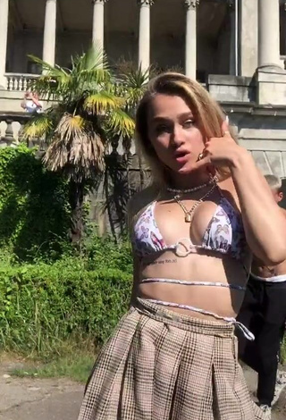 1. Desirable kizzzzzzzzzzzzzza in Bikini Top and Bouncing Tits