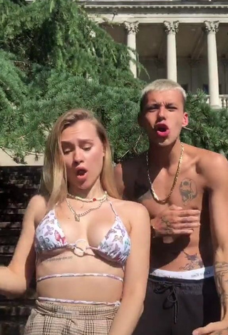 Sexy kizzzzzzzzzzzzzza Shows Cleavage in Bikini Top and Bouncing Breasts (Underboob)