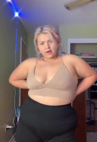 1. Hot Lexie Lemon Shows Cleavage in Beige Crop Top and Bouncing Big Tits