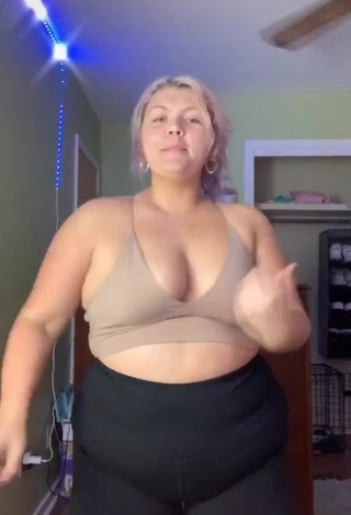 Hot Lexie Lemon Shows Cleavage in Beige Crop Top and Bouncing Big Tits