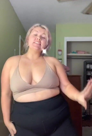 3. Hot Lexie Lemon Shows Cleavage in Beige Crop Top and Bouncing Big Tits