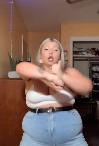 Pretty Lexie Lemon Shows Cleavage in White Crop Top and Bouncing Big Tits