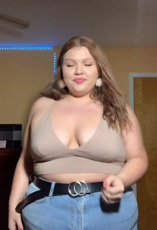 1. Amazing Lexie Lemon Shows Cleavage in Hot Beige Crop Top and Bouncing Big Boobs