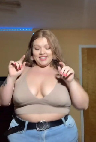 3. Amazing Lexie Lemon Shows Cleavage in Hot Beige Crop Top and Bouncing Big Boobs