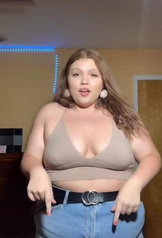 4. Amazing Lexie Lemon Shows Cleavage in Hot Beige Crop Top and Bouncing Big Boobs