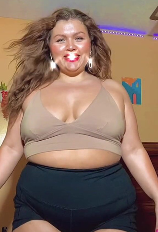 Desirable Lexie Lemon Shows Cleavage in Beige Crop Top and Bouncing Big Tits