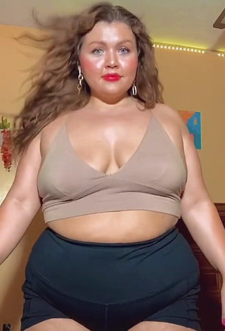 3. Desirable Lexie Lemon Shows Cleavage in Beige Crop Top and Bouncing Big Tits