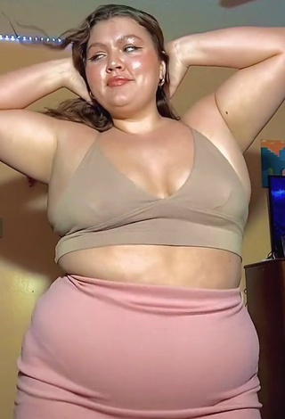 Gorgeous Lexie Lemon Shows Cleavage in Alluring Beige Crop Top and Bouncing Tits