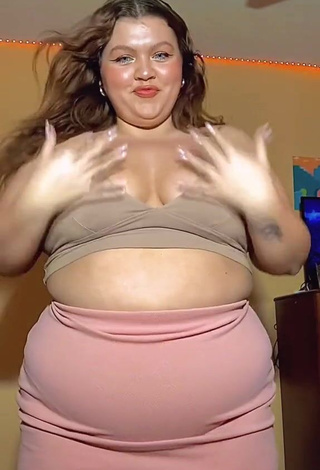 4. Gorgeous Lexie Lemon Shows Cleavage in Alluring Beige Crop Top and Bouncing Tits