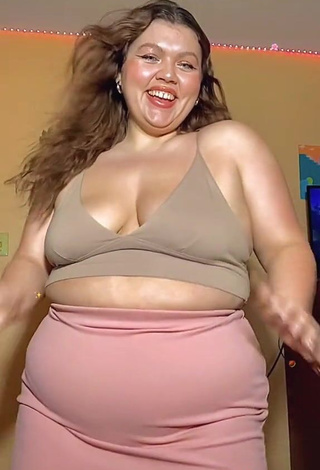 3. Fine Lexie Lemon Shows Cleavage in Sweet Beige Crop Top and Bouncing Boobs