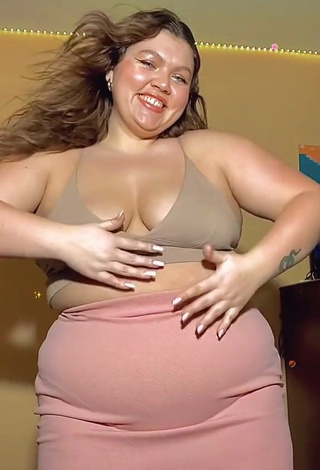 4. Fine Lexie Lemon Shows Cleavage in Sweet Beige Crop Top and Bouncing Boobs