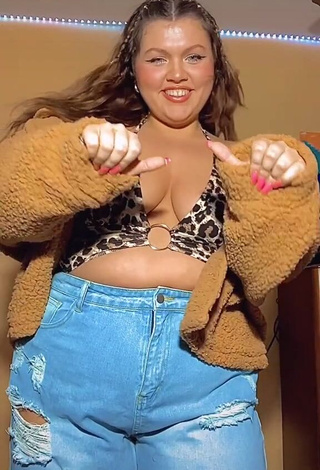 2. Sweetie Lexie Lemon Shows Cleavage in Leopard Crop Top and Bouncing Tits