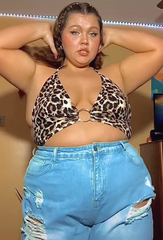 3. Wonderful Lexie Lemon Shows Cleavage in Leopard Crop Top and Bouncing Boobs