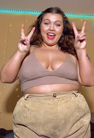 1. Cute Lexie Lemon Shows Cleavage in Beige Crop Top and Bouncing Boobs