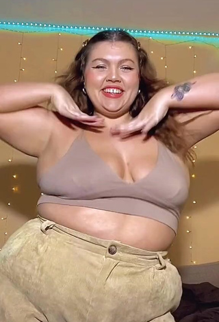 Cute Lexie Lemon Shows Cleavage in Beige Crop Top and Bouncing Boobs