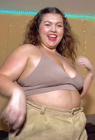 4. Cute Lexie Lemon Shows Cleavage in Beige Crop Top and Bouncing Boobs