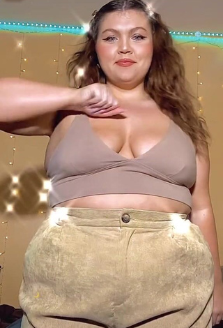 1. Seductive Lexie Lemon Shows Cleavage in Beige Crop Top and Bouncing Boobs