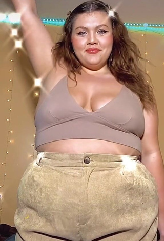 Seductive Lexie Lemon Shows Cleavage in Beige Crop Top and Bouncing Boobs