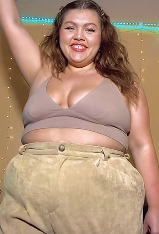 4. Seductive Lexie Lemon Shows Cleavage in Beige Crop Top and Bouncing Boobs