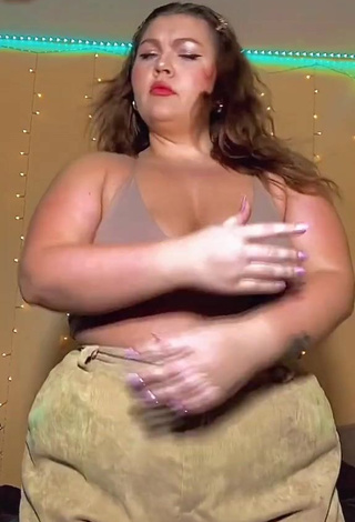 4. Beautiful Lexie Lemon Shows Cleavage in Sexy Beige Crop Top and Bouncing Boobs