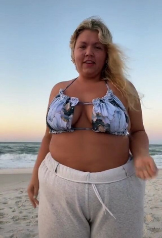 3. Seductive Lexie Lemon Shows Cleavage in Bikini Top at the Beach and Bouncing Boobs