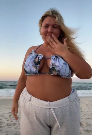 4. Seductive Lexie Lemon Shows Cleavage in Bikini Top at the Beach and Bouncing Boobs