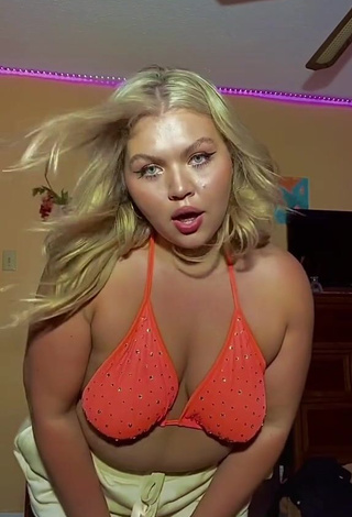 3. Fine Lexie Lemon Shows Cleavage in Sweet Orange Bikini Top