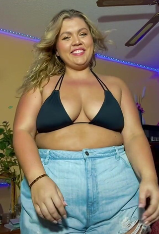 Pretty Lexie Lemon Shows Cleavage in Black Bikini Top and Bouncing Boobs