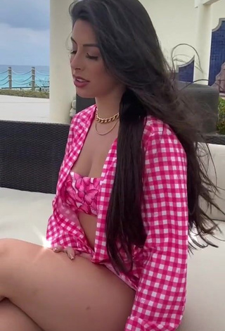 Marina Ferrari Shows her Nice Cleavage at the Pool