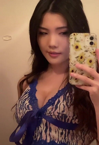 Hot Tinna Fang Shows Cleavage in Crop Top