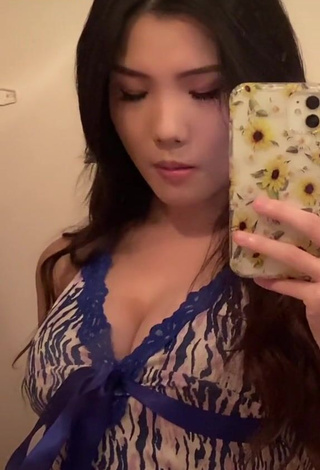 4. Hot Tinna Fang Shows Cleavage in Crop Top